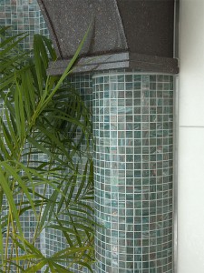 Mosaiksäule kombiniert mit Naturstein 